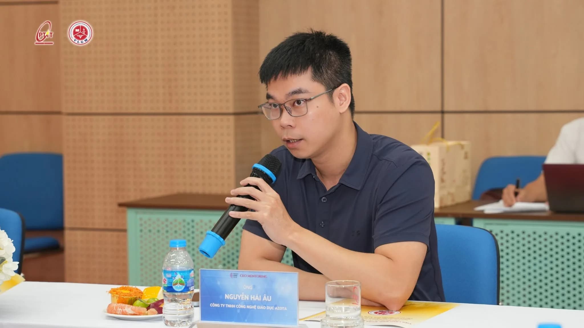 CEO CÓ HAI NGHỀ: Sản xuất sản phẩm dịch vụ và sản xuất đội ngũ quản lý cấp trung