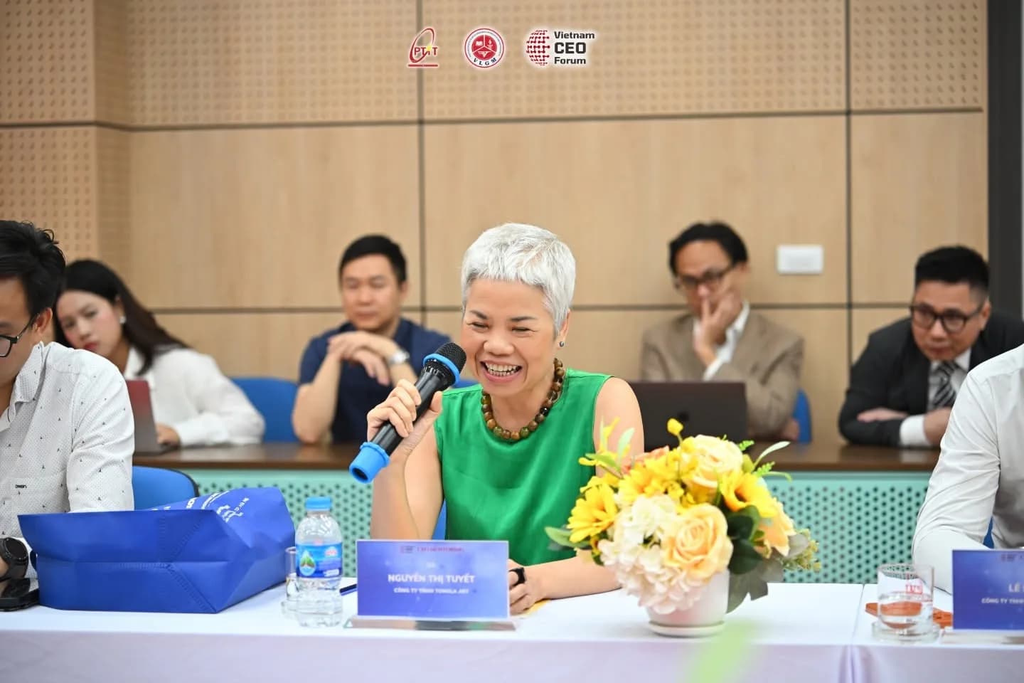 BIỂN XANH: Tránh chỗ đông người, đi ngược đám đông