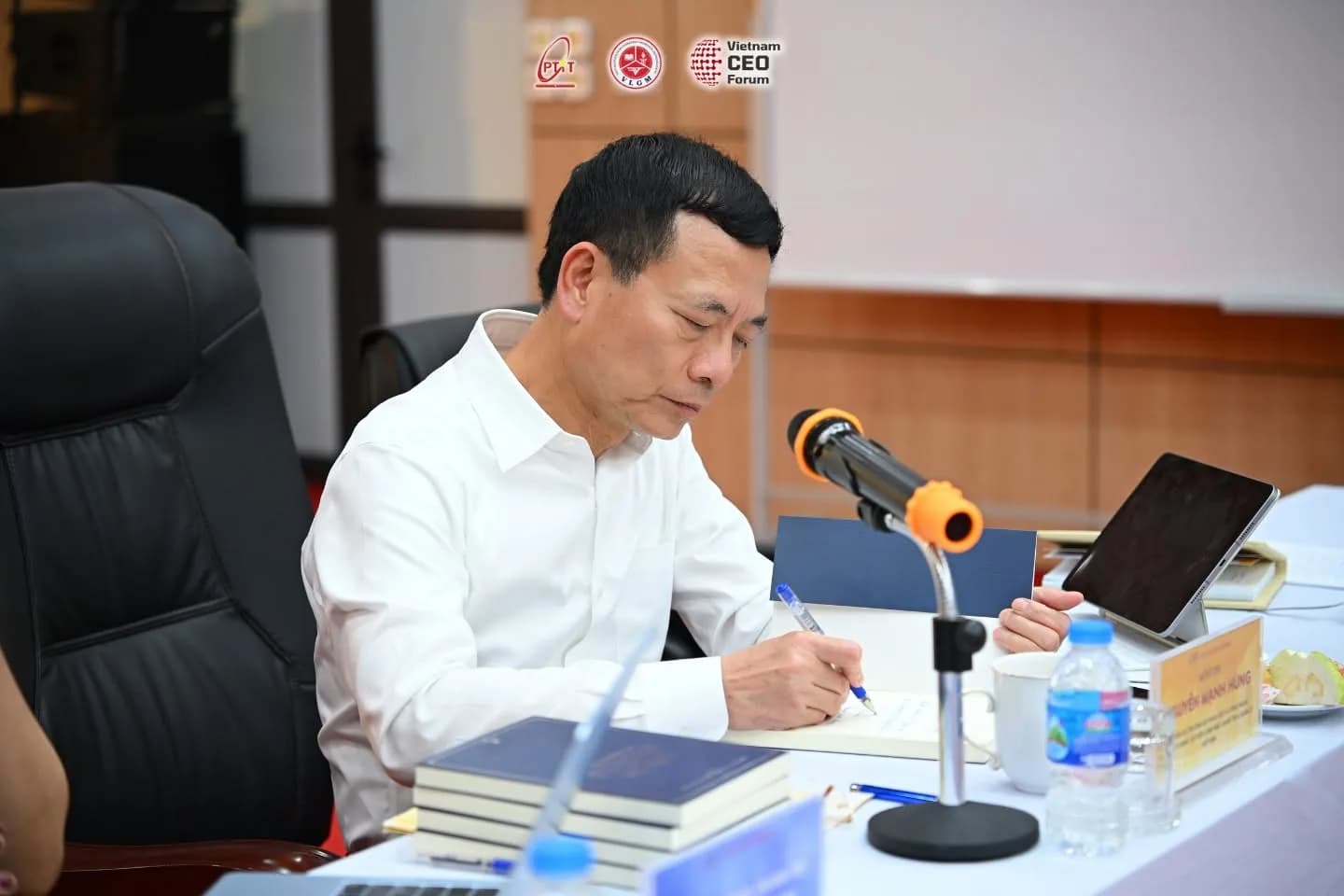 Xây dựng hệ tri thức doanh nghiệp